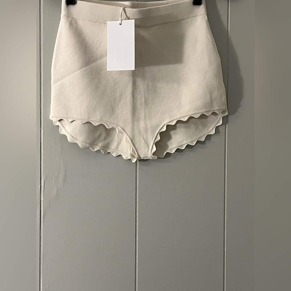 Helsa Elvira Shorts in Cream - Picture 8 of 14